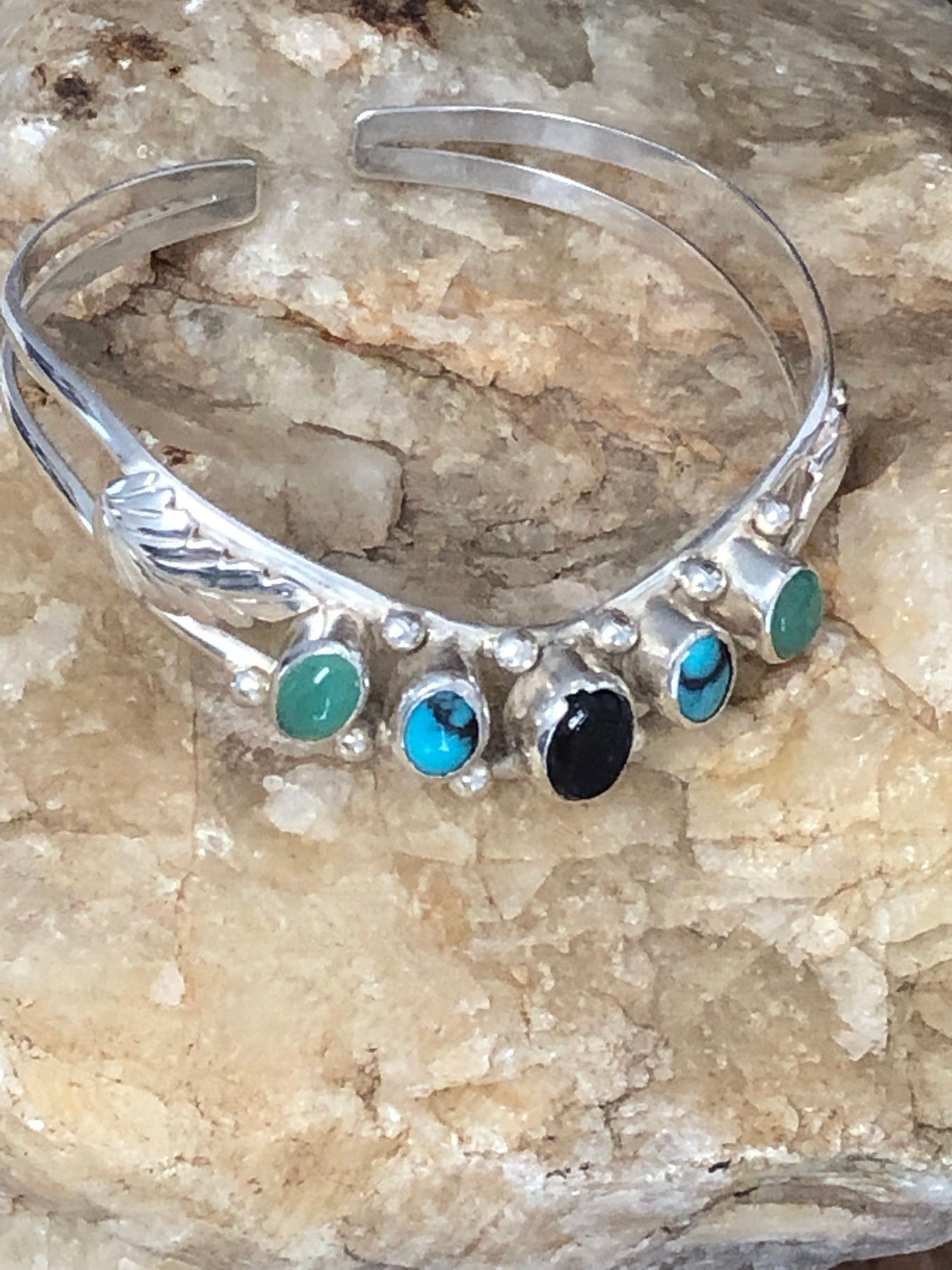 ナバホ族製 ターコイズ×シルバー カフブレスレット ナバホ族のターコイズ マルチジェム シルバー カフ ブレスレット