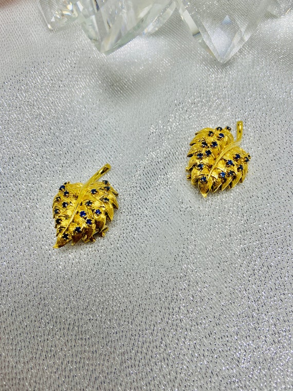 Vintage 18K  Yellow Gold   Sapphire Leaf Clip Ear… - image 1