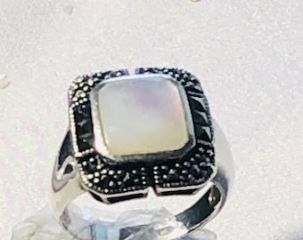 Vintage Sterling Silver  Rainbow  Moonstone Ring.