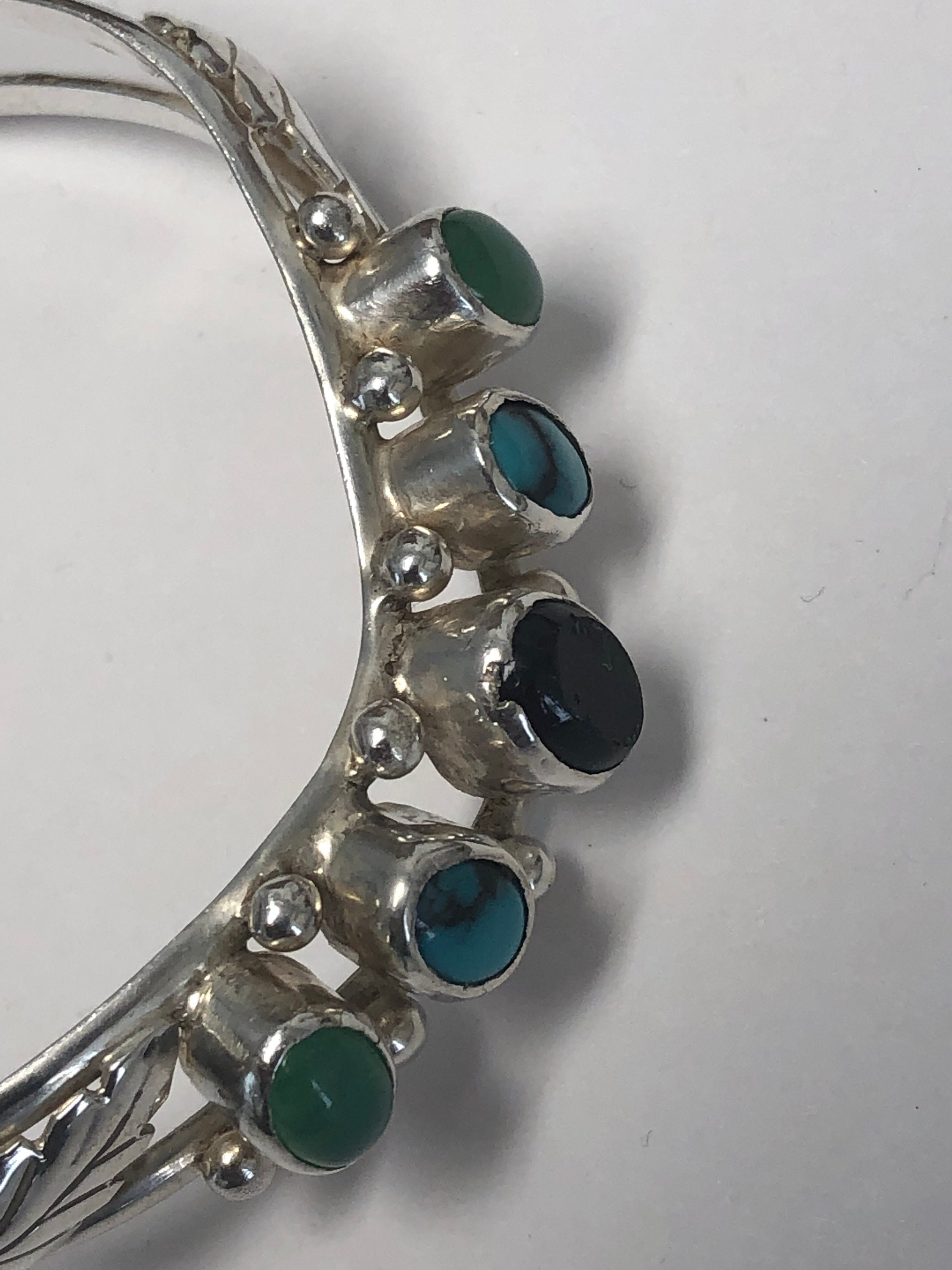 ナバホ族のターコイズ マルチジェム シルバー カフ ブレスレット