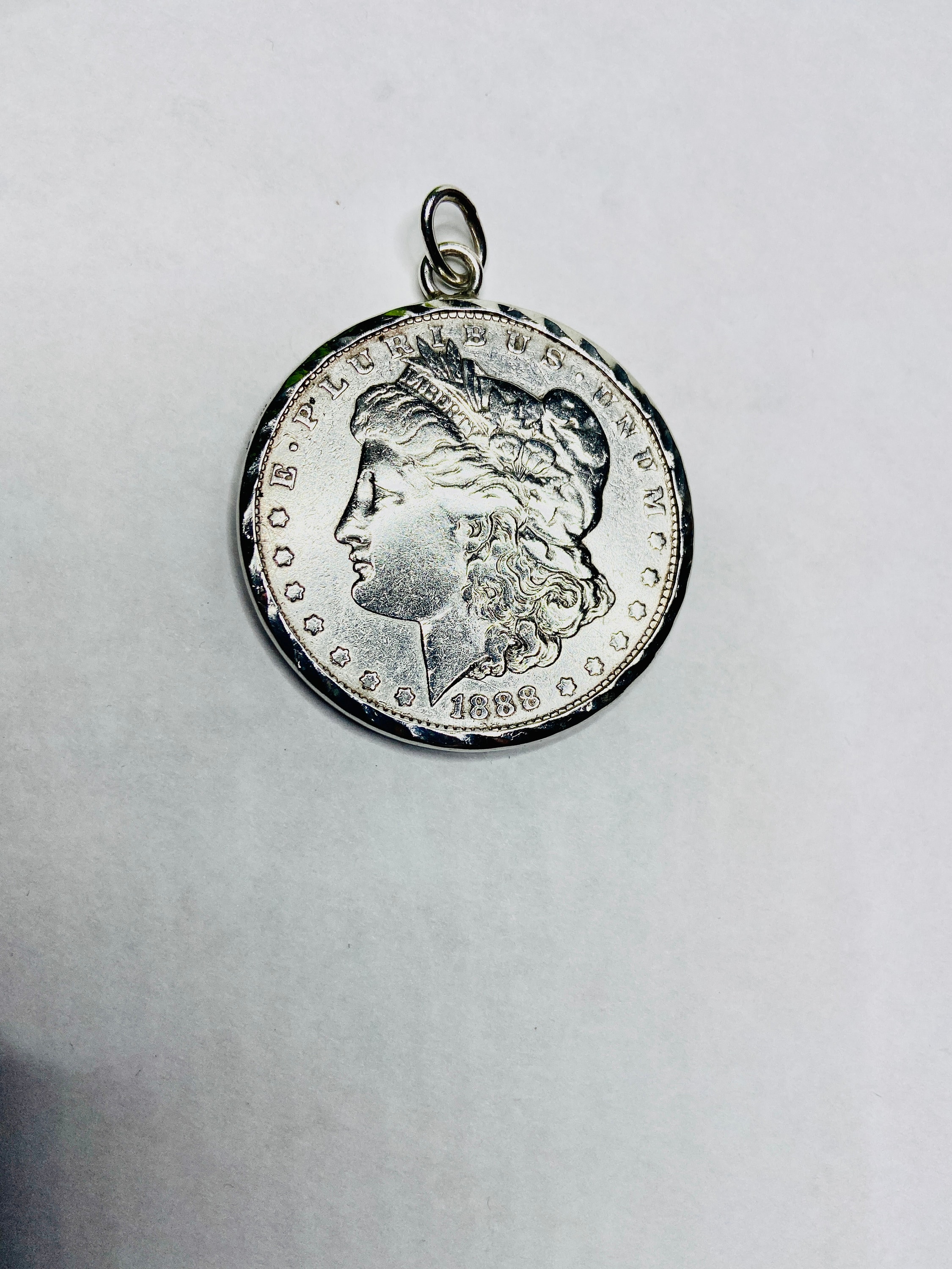 1888年 モルガン・ダラー 銀貨 ペンダント 1888 年製モルガン ダラー銀貨ペンダント ネックレス。刻印入り