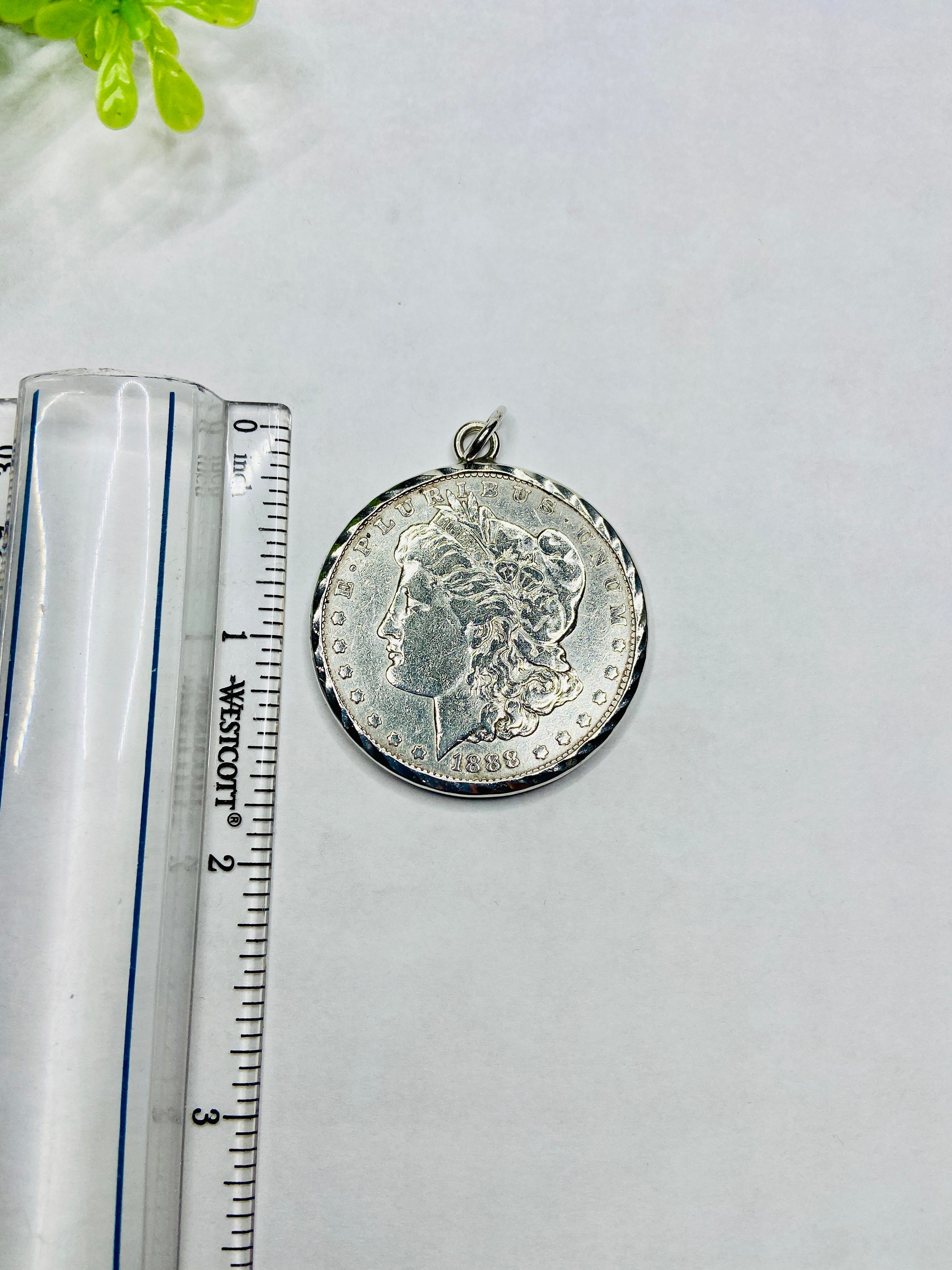 1888 年製モルガン ダラー銀貨ペンダント ネックレス。刻印入り