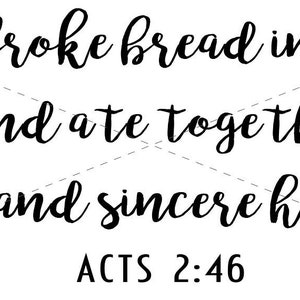 Puede incluir: Cita caligráfica en blanco y negro: "Partieron el pan en sus casas y comían juntos con alegría y sinceridad." Hechos 2:46