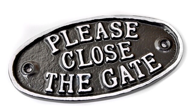 Gusseisernes Schild 'Please Close Gate' – Schwarz-weiß, 17 X 9 Cm, Mit Vorgebohrten Löchern