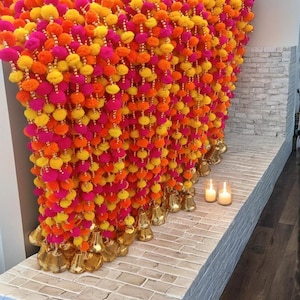 50 piezas ENVÍO GRATIS Cadena de campanas de árbol de Navidad indio multicolor, decoración de fondo para fiesta de boda, pompón de algodón, fondo de fiesta