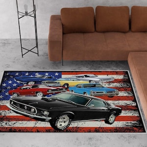 Könnte beinhalten: Ein bunter Teppich mit amerikanischem Flaggenmuster, auf dem ein schwarzer Ford Mustang und andere klassische Autos zu sehen sind. Der Teppich ist perfekt für Autoliebhaber und verleiht jedem Raum einen Hauch von Americana.