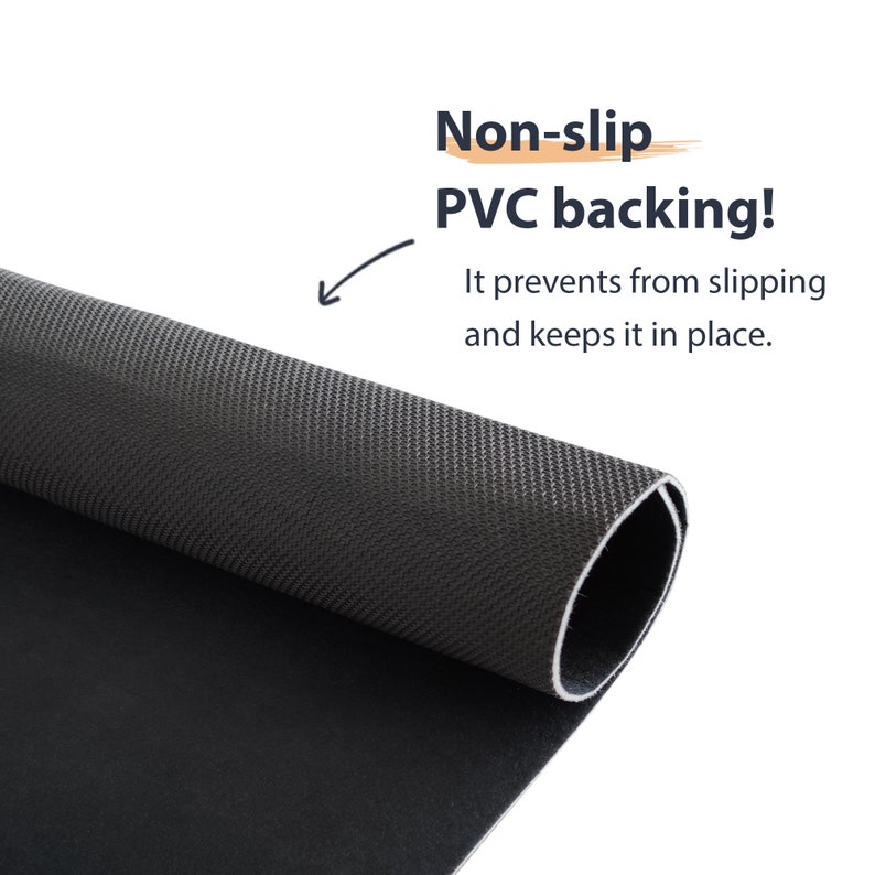 Pu&ograve; includere: Primo piano di un tappetino nero arrotolato con un retro in PVC strutturato e antiscivolo. Il testo recita: "Non-slip PVC backing! It prevents from slipping and keeps it in place."