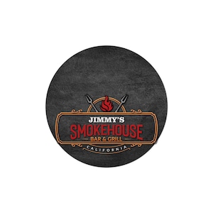 Pu&ograve; includere: Un sottobicchiere rotondo grigio scuro con la scritta "JIMMY'S SMOKEHOUSE BAR & GRILL CALIFORNIA" in rosso e bianco. Il logo include forchette incrociate e una fiamma.