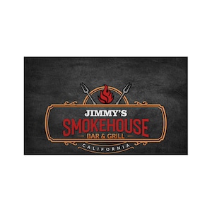 Pu&ograve; includere: Logo di Jimmy's Smokehouse Bar & Grill in California. Il design presenta un'insegna rettangolare con la scritta "JIMMY'S SMOKEHOUSE BAR & GRILL" in rosso e arancione, con una fiamma e forchette incrociate sopra. Lo sfondo &egrave; grigio scuro.