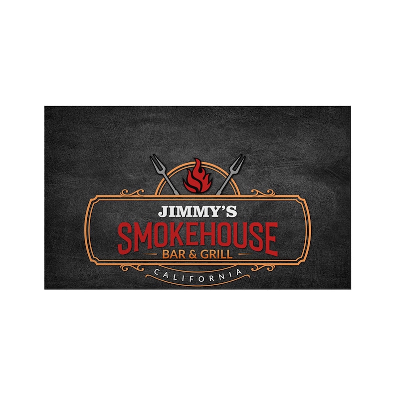 Pu&ograve; includere: Logo di Jimmy's Smokehouse Bar & Grill in California. Il design presenta un'insegna rettangolare con la scritta "JIMMY'S SMOKEHOUSE BAR & GRILL" in rosso e arancione, con una fiamma e forchette incrociate sopra. Lo sfondo &egrave; grigio scuro.