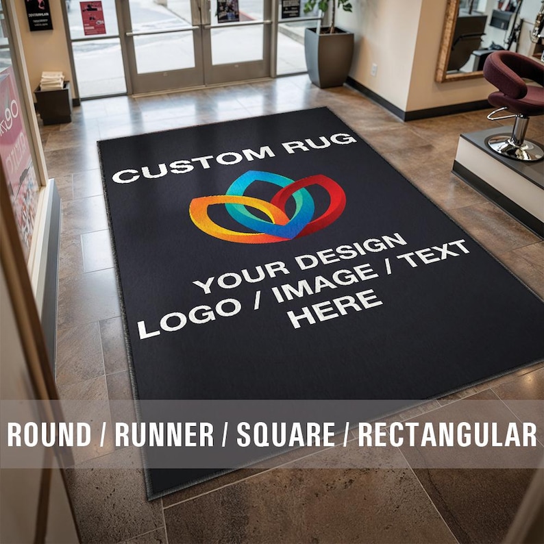 以下が含まれることがあります： 黒いカスタムラグに、「CUSTOM RUG」と「YOUR DESIGN LOGO / IMAGE / TEXT HERE」という白い文字が書かれています。ラグの中央にはカラフルなロゴがあります。「ROUND / RUNNER / SQUARE / RECTANGULAR」という文字が画像の下部に書かれています。