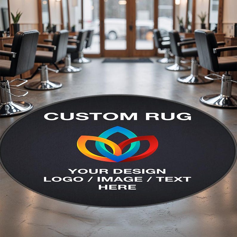 以下が含まれることがあります： 黒い丸い敷物に「CUSTOM RUG」と「YOUR DESIGN LOGO / IMAGE / TEXT HERE」という白い文字が書かれています。敷物の真ん中にはカラフルな抽象的なデザインが描かれています。