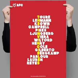Op de afbeelding: Een rode poster met de namen van de spelers van Arsenal Football Club uit het seizoen 2003/2004, bekend als "The Invincibles", gerangschikt in een woordpuzzel. De namen zijn in witte letters met een gele omtrek.
