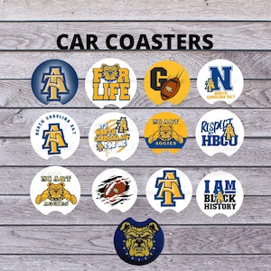 Könnte beinhalten: Ein Set mit 10 runden Getränkeuntersetzern für Autos mit verschiedenen Designs im Zusammenhang mit der North Carolina A&T State University. Die Designs beinhalten das Universitätslogo, ein Bulldoggen-Maskottchen und Sätze wie "For Life", "It's North Carolina A&T for me", "NC A&T Aggies", "Respect My HBCU" und "I Am Black History".