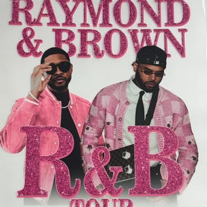 Pode incluir: Uma impressão gráfica com o texto RAYMOND & BROWN R&B TOUR em letras de glitter rosa. Uma pessoa veste uma jaqueta rosa e óculos de sol, enquanto a outra veste um cardigã rosa estampado, gravata e um boné.