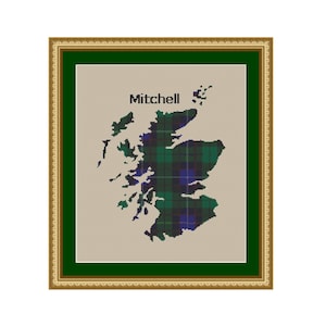 Könnte beinhalten: Gerahmtes Kunstwerk mit einer Karte von Schottland in einem grünen, blauen und schwarzen Tartanmuster. Der Name "Mitchell" ist über der Karte aufgedruckt. Der Rahmen ist goldfarben mit einem grünen Innenrand, vor einem neutralen Hintergrund.