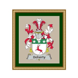 Könnte beinhalten: Ein gerahmtes Familienwappen mit einem goldenen Rahmen und einem grünen Innenrand. Das Wappen zeigt einen Schild mit einem roten Hirsch, grünen Sternen und einem Helm mit roten und weißen Federn. Der Name "Doherty" wird auf einem Banner angezeigt.