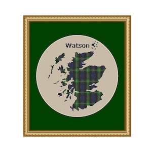 Op de afbeelding: Een ingelijst borduurwerk met een kaartontwerp van Schotland in de Watson-tartan. De kaart bevindt zich in een ronde lijst met een groene achtergrond en een gouden lijst.