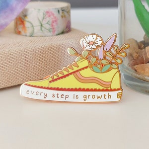 Vans slip top on enamel pin