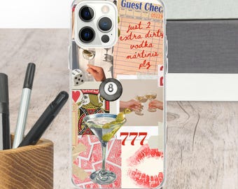 Puede incluir: Una funda transparente para teléfono con un collage de imágenes, que incluye una copa de martini, una carta de juego, una bola de billar, un beso de lápiz labial y una nota escrita a mano que dice "Just 2 extra dirty vodka martinis plz".
