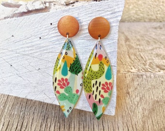 Pop style earrings handmade in resin, with design of plants and cacti. Button closure in wood and stainless steel. Length 7.5 cm.