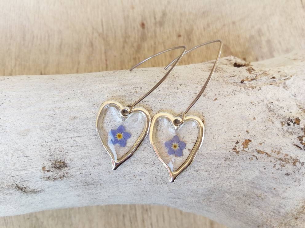 Resin heart earrings with forget-me-nots. Long stainless steel hook. Earring dimensions H5.2xL1.9 cm.