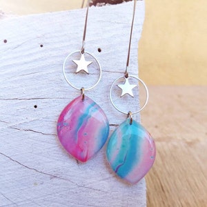Monachella earrings in stainless steel. Resin gems with pink and blue fluid painting effect, with star. H 7 cm.