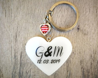 Personalized heart keychain with initials, Valentine's Day gift. In pearly white resin. L5xH4.3cm