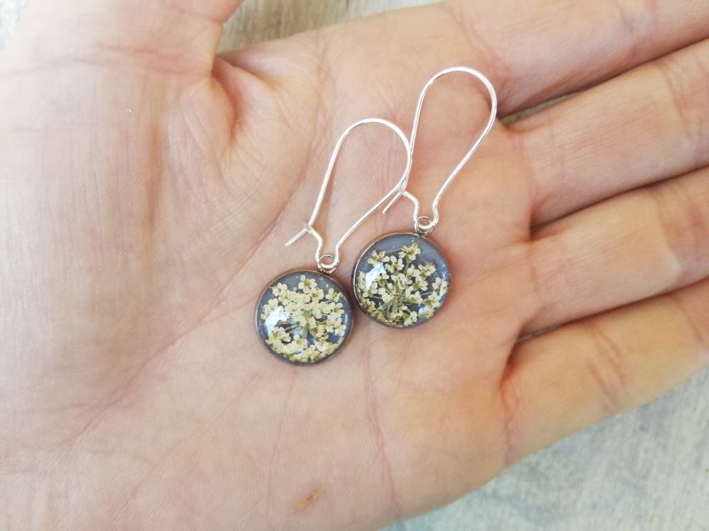 Silver-colored Closed Monachella Earrings, in Pearly Gray