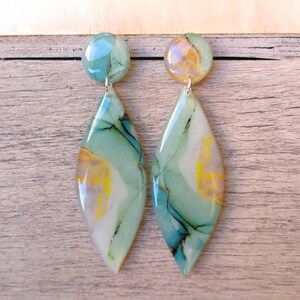 Boucles d’oreilles en feuilles de résine de perle, motif vert jaune eau, qui reproduit le quartz. Fermeture avec papillon en acier inoxydable, H7.5 cm