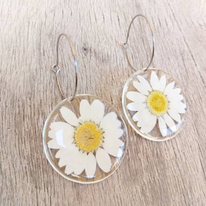 Hoop earrings with resin gem, real daisies inserted. Ø of the circle 2.5 cm, Ø of the pendant 3.3 cm.
