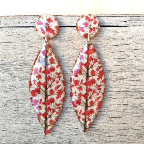 Boucles d’oreilles en résine en forme de feuille, avec un motif floral rouge. Anoding avec papillon en acier inoxydable. Longueur 7,5 cm