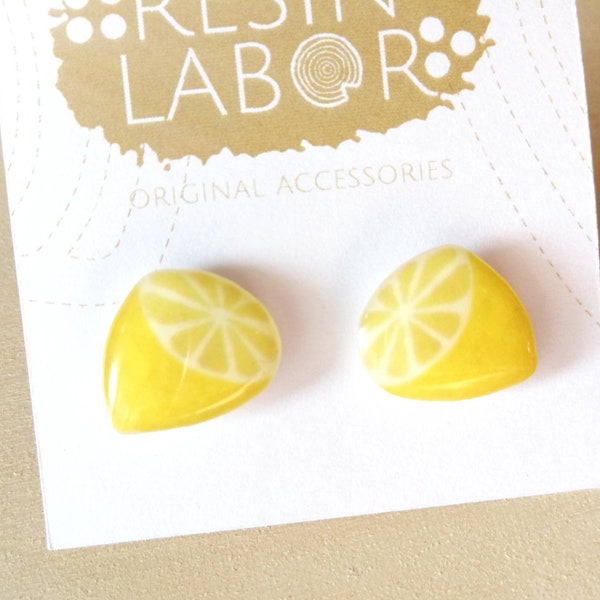 Small lemon resin earrings. Width 1.4cm. Stainless steel butterfly closure.