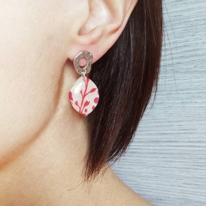 Leaf earrings with red, beige and brown floral design. Butterfly closure with stainless silver pin. H4xW1,8 cm