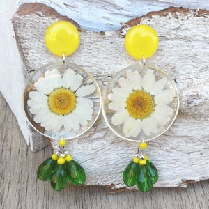 Transparent resin earrings with real daisies inserted. Yellow pin closure in stainless steel and yellow beads, H7,5xL3,5 cm