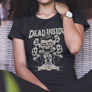 Puede incluir: Camiseta negra con un gr&aacute;fico de un esqueleto con traje sosteniendo una taza de caf&eacute; que dice "Murder, My Dear". El texto "Dead Inside" est&aacute; por encima del esqueleto.