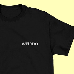 T-shirt brodé bizarre