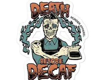 Op de afbeelding: Een sticker met een cartoon-skelet met een schedelgezicht dat een blauwe schort draagt en een kopje koffie vasthoudt. De tekst luidt "Death Before Decaf" en "Murder Apparel".
