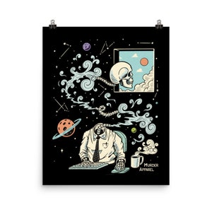 Könnte beinhalten: Eine Schwarzweißillustration eines Skeletts, das ein weißes Hemd und eine Krawatte trägt und an einem Schreibtisch mit einer Tastatur und einer Tasse Kaffee sitzt. Der Kopf des Skeletts fehlt, und an seiner Stelle befindet sich eine wirbelnde Rauchwolke, die zu einem Fenster führt, aus dem ein Schädel auf einen blauen Himmel mit Wolken und einer Sonne blickt. Der Hintergrund ist ein schwarzer Raum mit Sternen und Planeten.