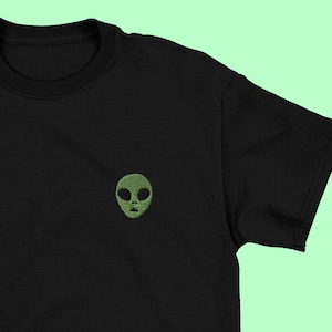 Grünes Alien Paranormal Besticktes T-Shirt