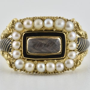 アンティーク ジョージアン 18 カラット ゴールド シード パール & エナメル モーニング リング、1820 年、英国 O、米国 7 1/4