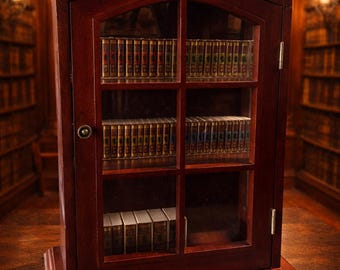 Coleção completa de Sherlock Holmes, de Sir Arthur Conan Doyle, em miniatura, com estante de madeira personalizada (60 volumes).