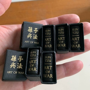 Art of War Sun Tzu dockhus mikrominiatyrbok