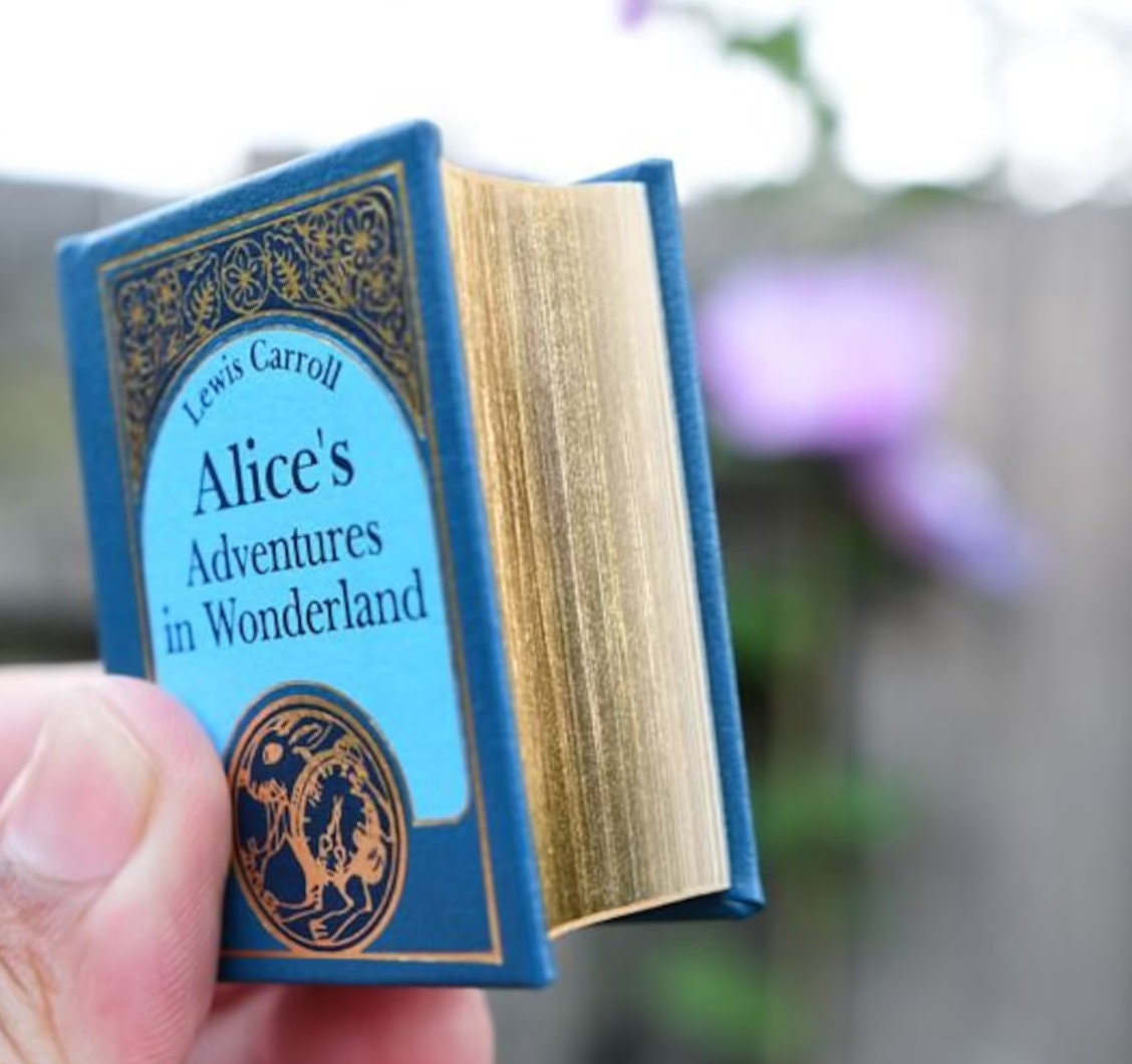 Le Avventure Di Alice Nel Paese Delle Meraviglie: Attraverso Lo