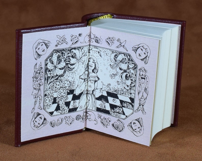 Маленькая книжка. Миниатюрные книги. Миниатюрные книжечки. Необычные книжки. Mini book.