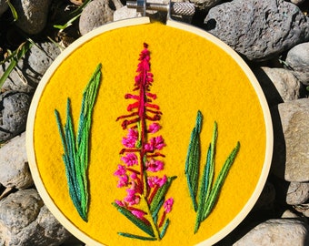 Arte de Alaska / Arte de flores fireweed / Flor brillante / arte de bordado hecho a mano / decoración de pared / arte de flores boho / regalo del día de las madres / arte de fibra / marco circular