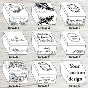 K&ouml;nnte beinhalten: Neun verschiedene Stile von Rezeptboxen mit verschiedenen floralen Designs und Texten. Die Boxen sind wei&szlig; mit schwarzen Designs. Der Text beinhaltet "Ashley", "Mamas Rezepte", "Emmas", "Emily", "Rezeptbox", "Britts Rezepte", "Familienrezepte", "Jasmines Rezepte", "Liebe", "Catherines Rezepte", "Die Smith Familienrezepte", "Dein individuelles Design".
