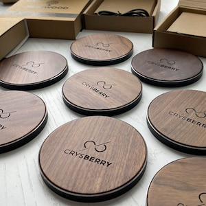Custom logo engraving Wooden Wireless Charger Docking Station tech accessories Corporate gifts with business gift Gift for boss Custom foto