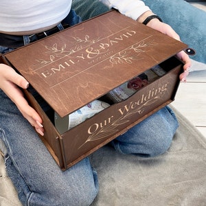 Esta caja de recuerdos de madera personalizada es ideal para guardar recuerdos preciados y artículos de reliquia.