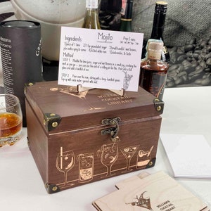 Scatola personalizzata per ricette per cocktail in legno Regali personalizzati per baristi, regali di cucina per la famiglia Scatola per biglietti per ricette in legno con 9 divisori e biglietti per ricette